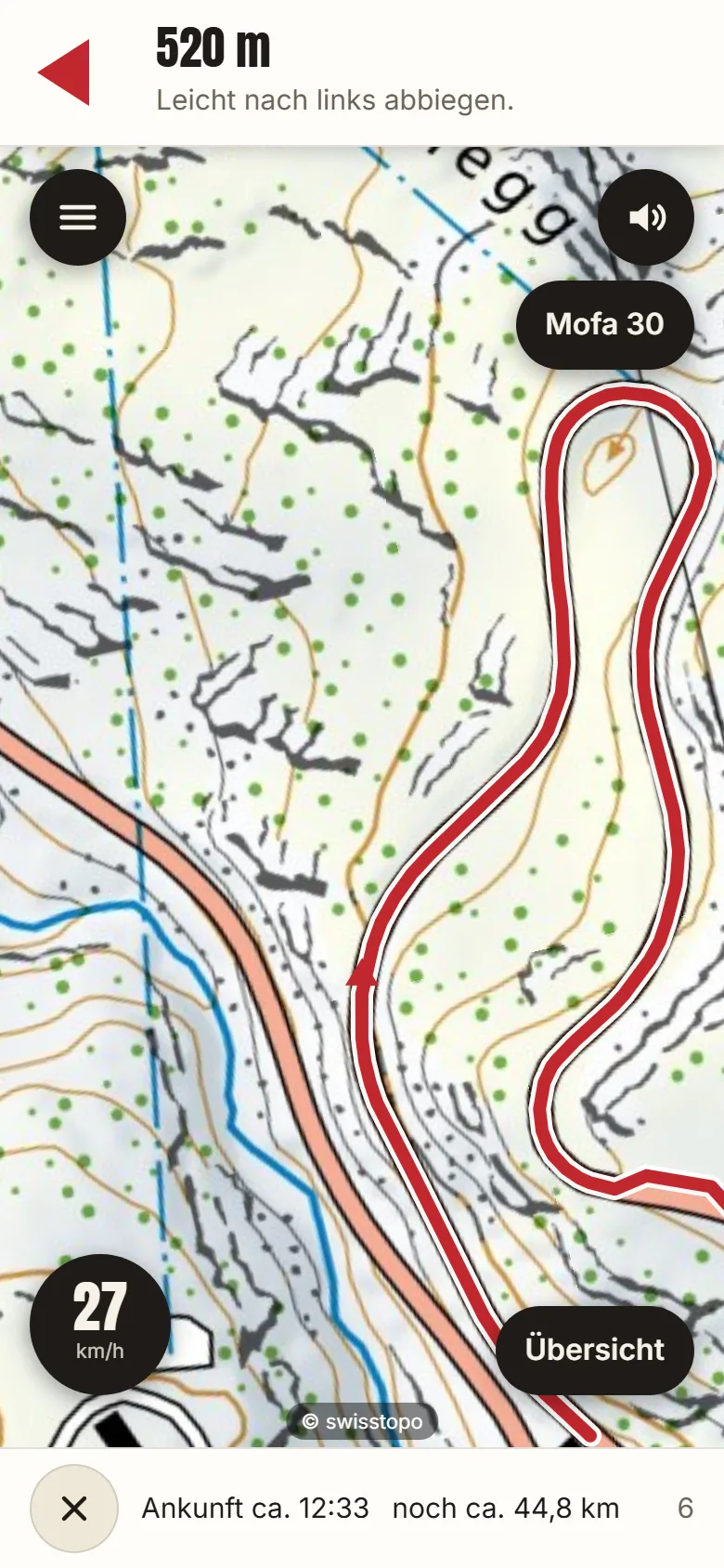 Der Navigator auf dem Handy am Aufstieg zur Grimsel: oben 520 m bis «Leicht nach links abbiegen», die rote Route auf der Landeskarte, unten 27 km/h und die Ankunftszeit.
