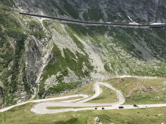 Die Serpentinen der Tremola am Gotthardpass, alle Kehren im Bild.