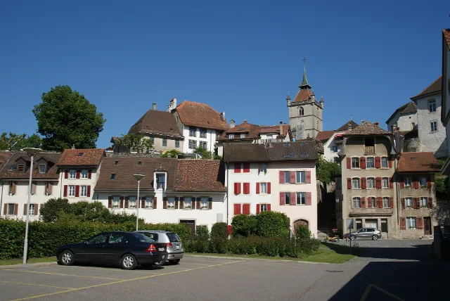Häuser und Turm der Altstadt von Estavayer-le-Lac.