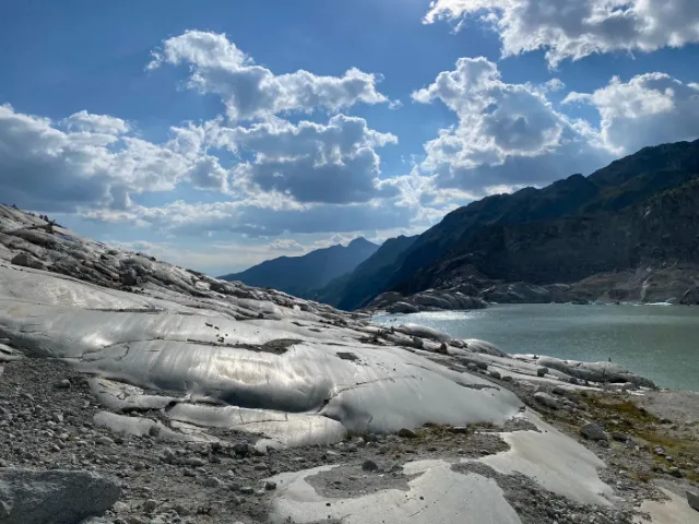 Glatt geschliffener Fels an einem Gletschersee.