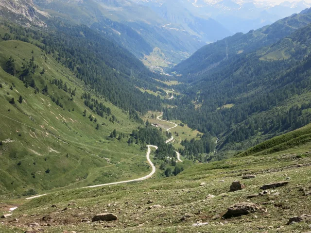 Die Nufenenstrasse im Val Bedretto.