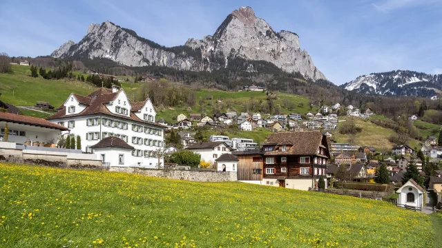 Schwyz mit den beiden Mythen im Hintergrund.