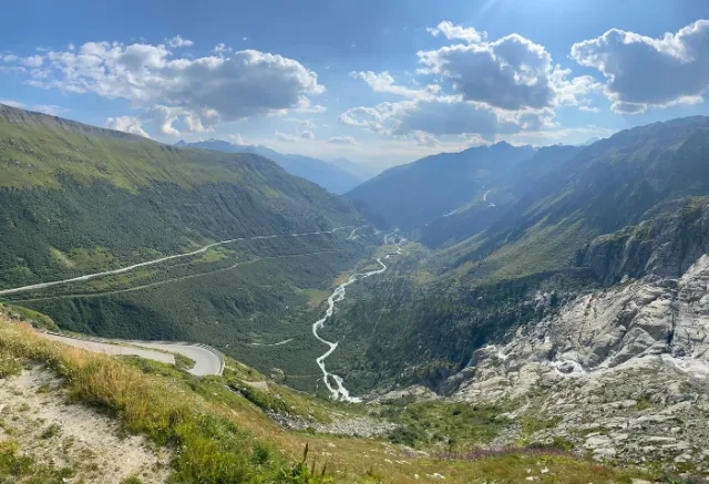 Die Kehren der Furkastrasse über dem Tal, unten der junge Fluss.