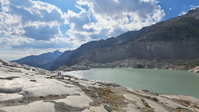 Der Rhonegletscher mit See und glattem Fels.